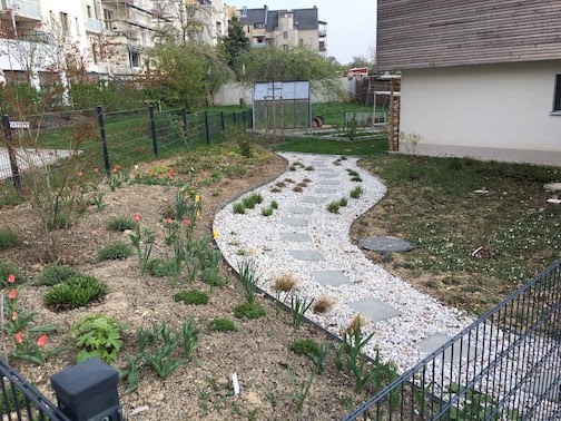April 2019 - Fertiger Weg im Vorgarten